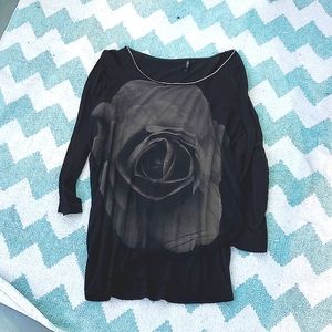 Slimming long black top with rose design by Edista.